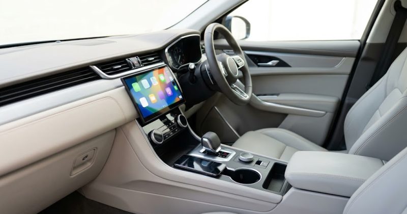 Boîtier Android compact relié à l'écran d'une voiture pour CarPlay sans fil